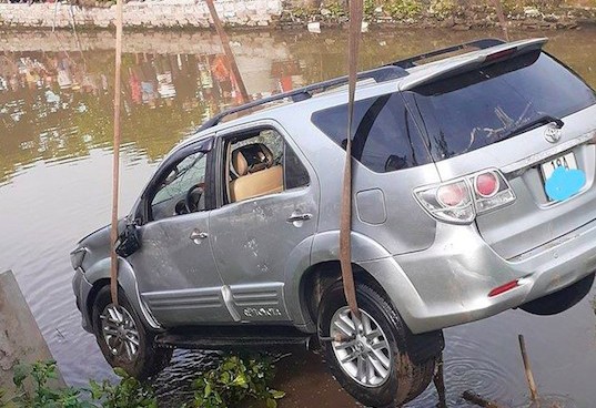 Xe Fortuner mất lái lao xuống sông, 2 người tử vong