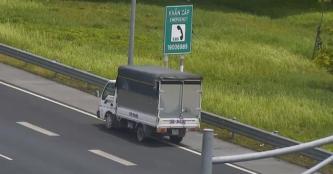 Lạnh gáy chứng kiến nữ tài xế lái xe tải đi lùi 1km trên cao tốc Hà Nội-Hải Phòng
