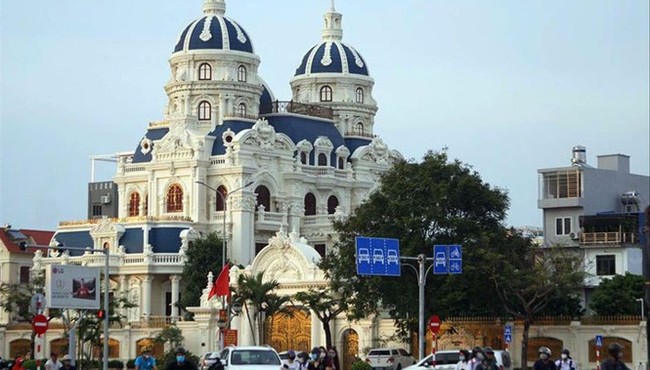 Đại gia Phát 'dầu' lấy tiền đâu xây lâu đài?