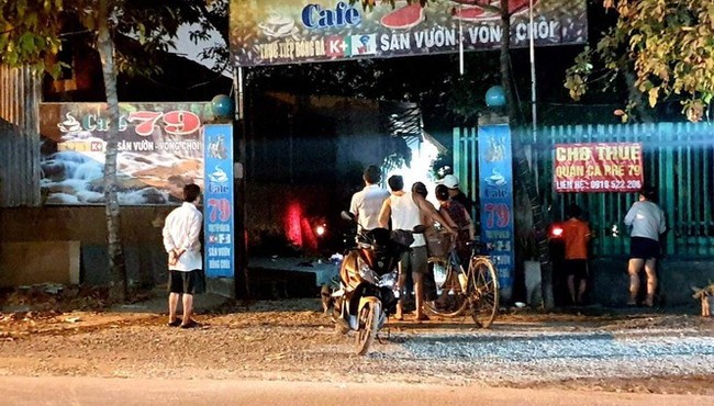 Thanh niên ôm bình gas, can xăng la hét doạ chết trong quán cà phê