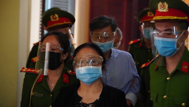 Hình ảnh nữ đại gia Dương Thị Bạch Diệp và ông Nguyễn Thành Tài hầu toà sáng nay