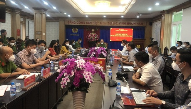 Công an Bình Dương nói gì về 6 lá đơn của nghệ sĩ và nhà báo tố cáo đại gia Nguyễn Phương Hằng?
