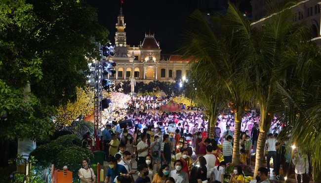 Hàng ngàn người đến tham quan đường hoa Nguyễn Huệ đêm khai trương 