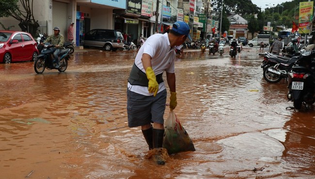 Cận cảnh thành phố mù sương Đà Lạt ngập sâu sau cơn mưa lớn 