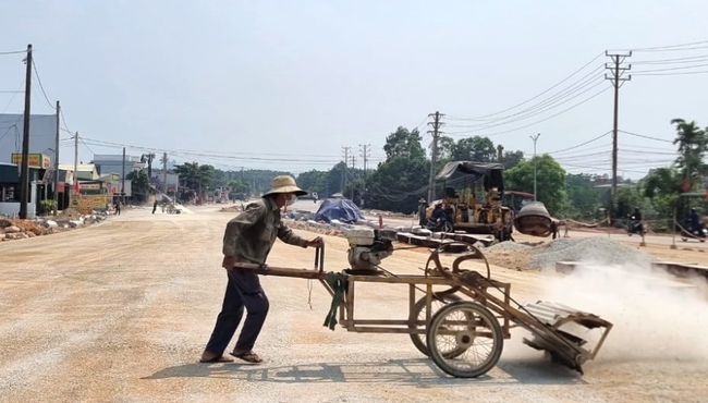 Chi tiết Công ty Thành Đạt - 12 năm thi công 16 km đường chưa xong ở Huế 