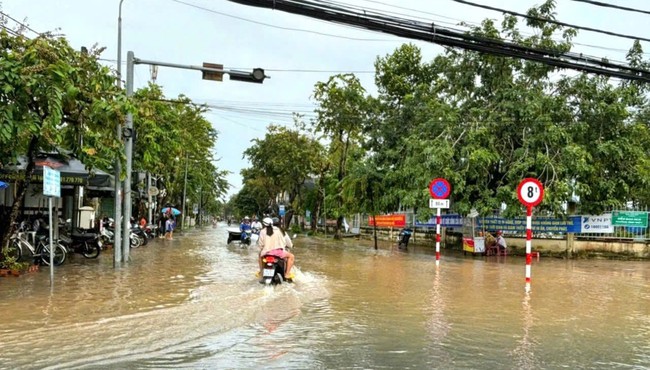 Cần Thơ: Triều cường vượt báo động 3, ngập sâu nhiều tuyến đường