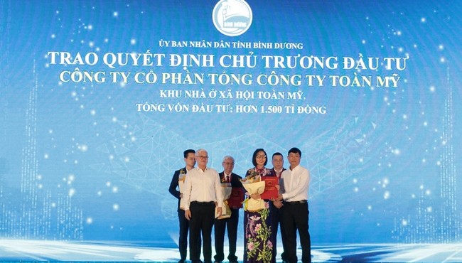 Bình Dương: Trao giấy chứng nhận đầu tư hàng loạt dự án tỷ USD