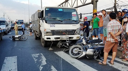 Phụ nữ, trẻ em bàng hoàng giây phút xe tải “lùa” nhiều xe máy trên QL1
