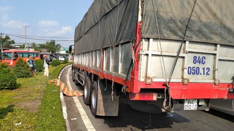 Va chạm với xe tải trên đường cao tốc, nữ tài xế xe máy tử vong tại chỗ