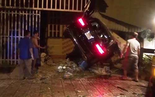 Ôtô Mercedes “san bằng” 3 nhà dân, 2 người thương vong
