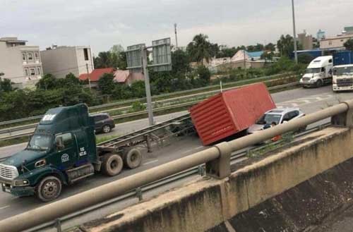 Kinh hoàng thùng container 40 feet đè ôtô trên cao tốc Long Thành - Dầu Giây 