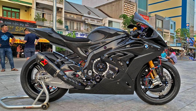 'Cá mập' BMW S1000RR với gói độ hơn 2 tỷ của biker miền Tây