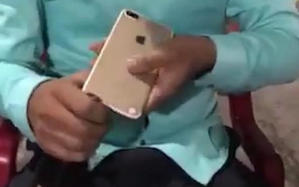 Thanh niên chơi lớn khui bia bằng Iphone 7