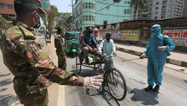 Dân nghèo Bangladesh 'quay cuồng' trong mùa dịch COVID-19