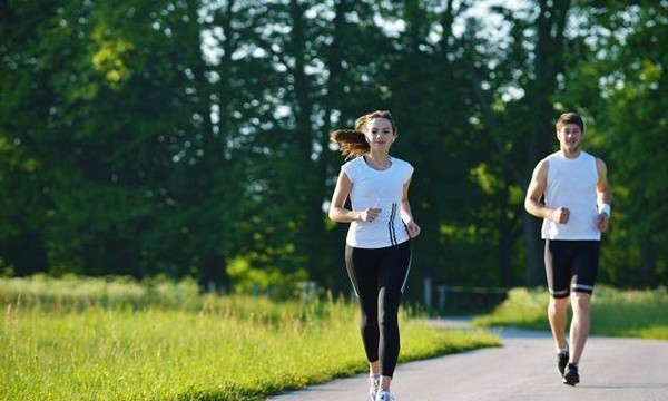 Nên chạy buổi sáng hay đi bộ buổi tối? 