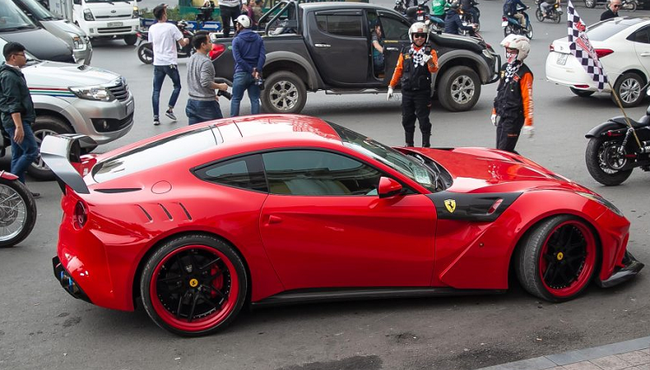 Mê mẩn siêu xe Ferrari F12 Berlinetta hơn 22 tỷ trên đường phố Hà Nội
