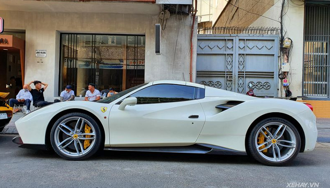 Ngắm Ferrari 488 Spider hơn 15 tỷ dạo xuống phố Sài Gòn