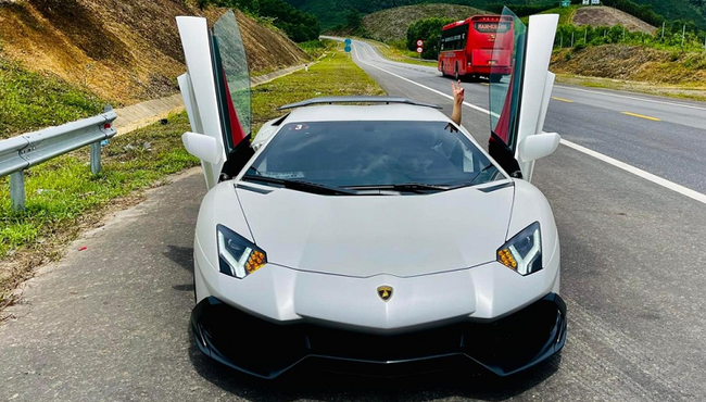 Đại gia Huế tậu Lamborghini Aventador độ 50th Anniversario