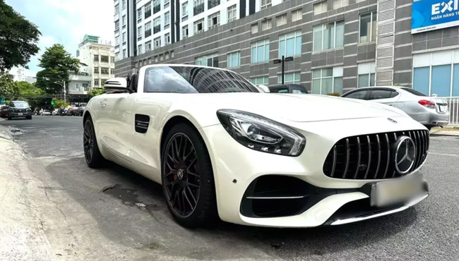 Cận cảnh xe thể thao mui trần Mercedes-AMG GT Roadster độc nhất Việt Nam 