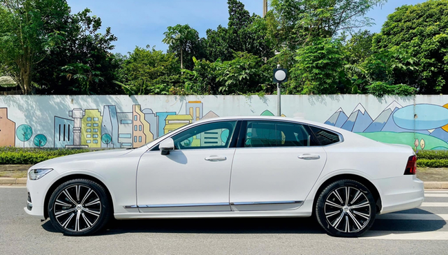 Volvo S90 LWB chạy 2 năm giá còn 1,85 tỷ đồng