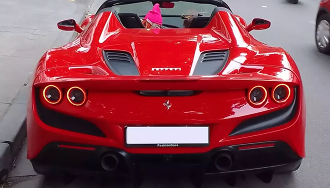 Hot girl tóc đỏ cầm lái Ferrari F8 Spider bạc tỷ ở Hà Nội