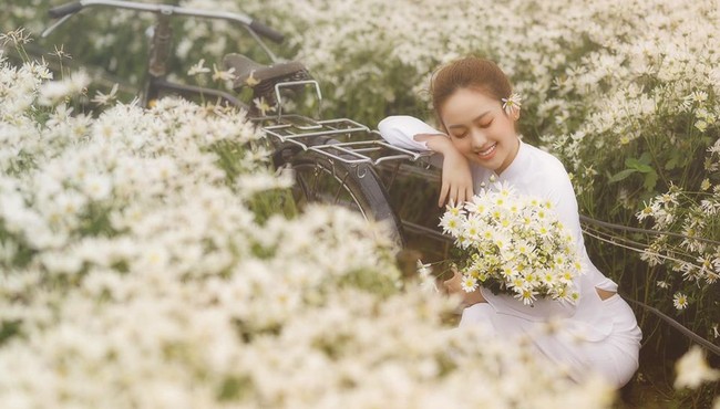 Sao việt trở nên dịu dàng trong tà áo dài bên cúc họa mi