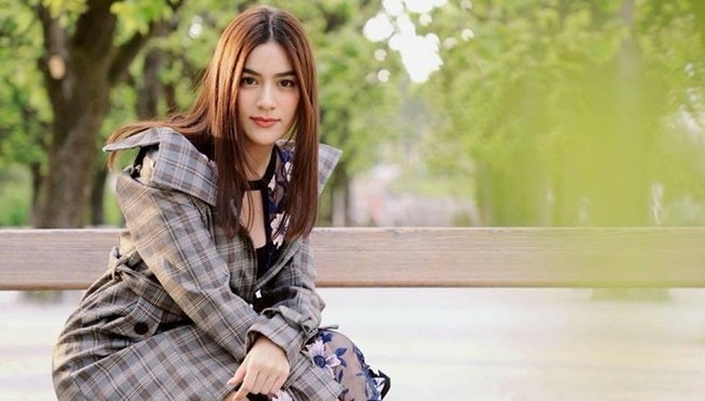 Thần thái đỉnh cao của 'bông hồng lai' Kimmy Kimberley