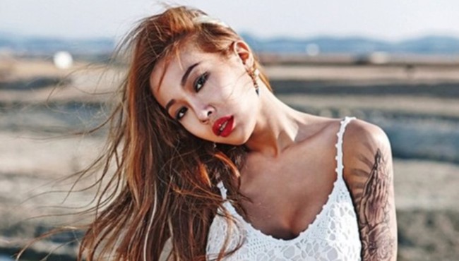 Ngán ngẩm trước phong cách thời trang của nữ rapper Jessi 