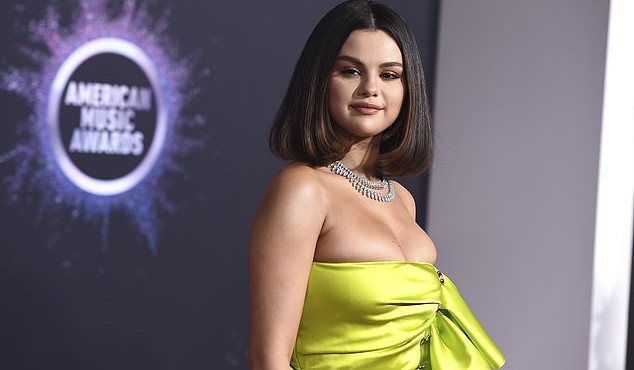 Những trang phục o ép vòng 1 quá đà của Selena Gomez