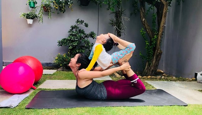 Những nhóc tì nhà sao Việt tập yoga điêu luyện như nào