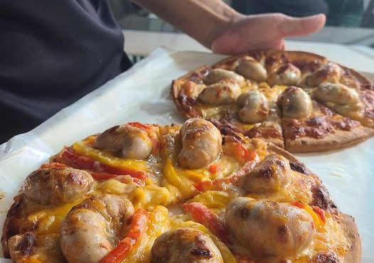 Món ăn gây sốc: Pizza tinh hoàn gà