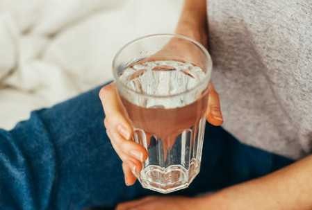 Người phụ nữ bị ngộ độc suýt chết vì uống 5 lít nước mỗi ngày