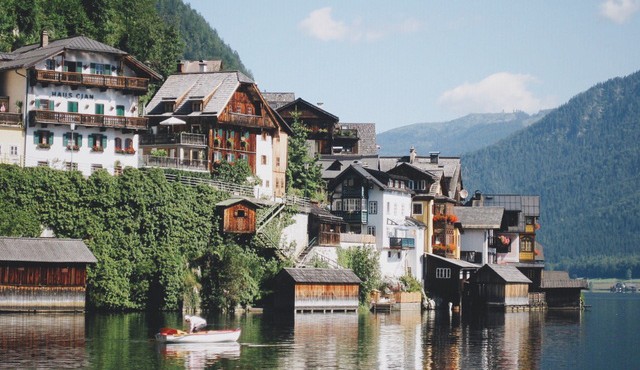 Trước khi bị bà hỏa ghé thăm, Hallstatt là ngôi làng đẹp như tranh vẽ