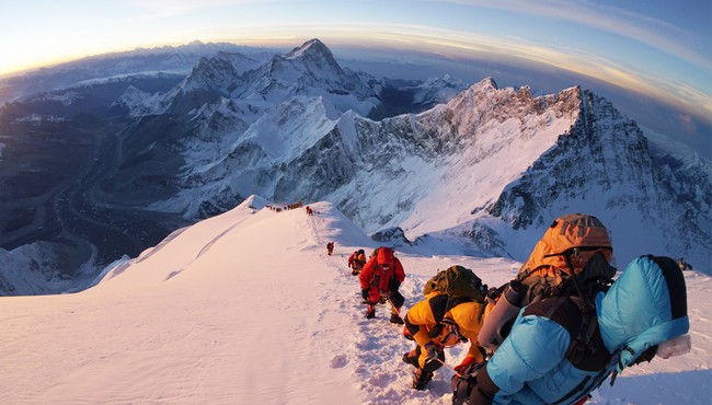 Vì sao 200 người bỏ mạng tại 'vùng đất chết' Everest?