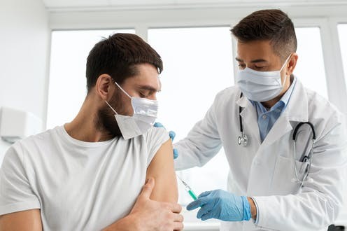 Các chuyên gia y tế: Vaccine COVID-19 đang hiệu quả, chưa cần tiêm liều tăng cường