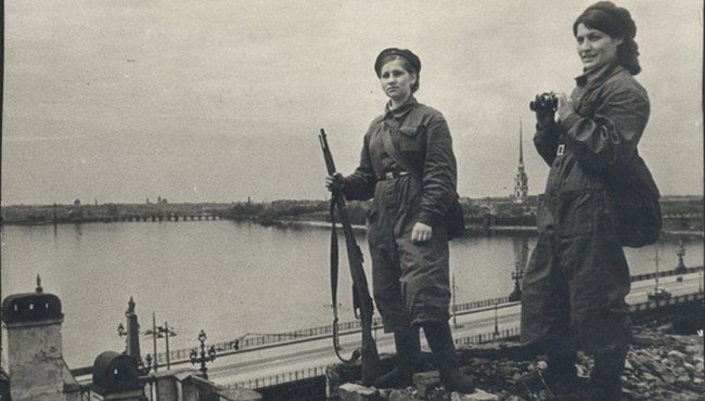 Ngắm những bóng hồng Liên Xô bảo vệ Leningrad trước quân phát xít Đức