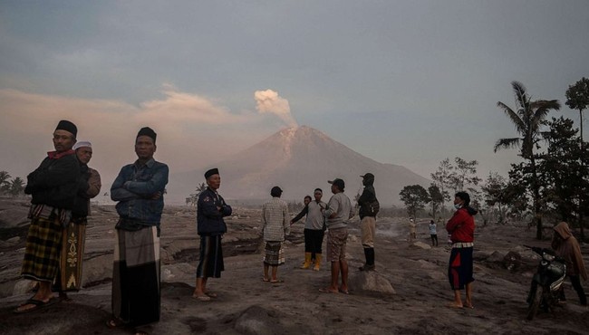 Cận cảnh núi lửa cao nhất Indonesia mới phun trào