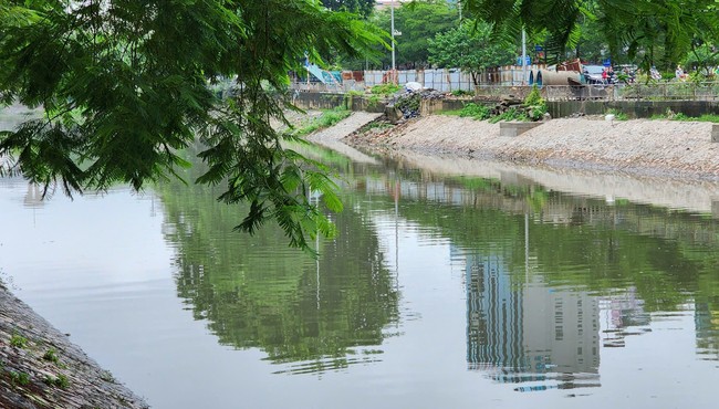 Mực nước sông Tô Lịch đang dần dâng cao, đổi màu 