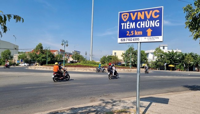 Loạt biển 'VNVC TIÊM CHỦNG' ở Quảng Ngãi 