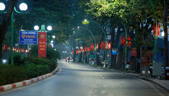 Hà Nội tĩnh lặng sáng mùng 1 Tết Giáp Thìn 2024