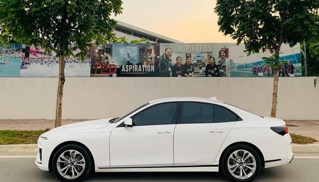 Vinfast Lux A2.0 sedan cũ đầu tiên được rao bán hơn 1 tỷ đồng 