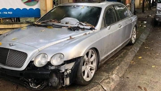 Tiếc nuối siêu xe Bentley Continental bị lãng quên ở vỉa hè Hà Nội