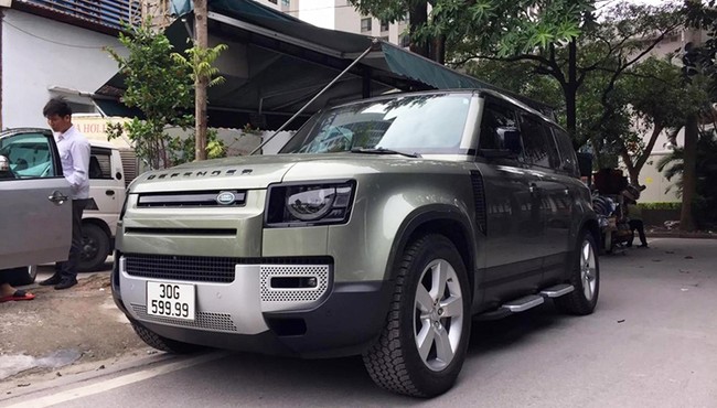 Đại gia Hà Nội chi hơn 5,3 tỷ mua Land Rover Defender trúng biển tứ quý 9