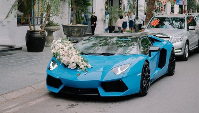 Đại gia Hải Phòng lái Lamborghini kéo dàn Kia Cerato rước dâu