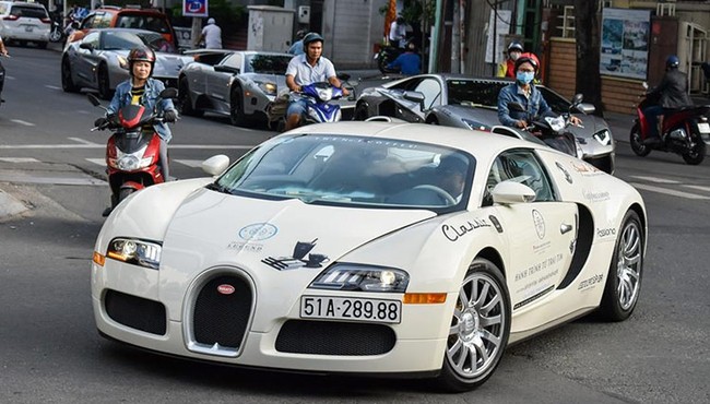 Bugatti Veyron của ông Đặng Lê Nguyên Vũ ra khỏi garage đi đăng kiểm lại