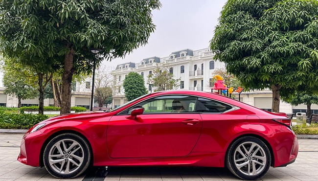 Lexus RC 300 đời 2019, ODO 9.000 km có giá 1,9 tỷ