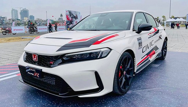 Xe thể thao Honda Civic Type R tăng giá lên gần 3 tỷ đồng
