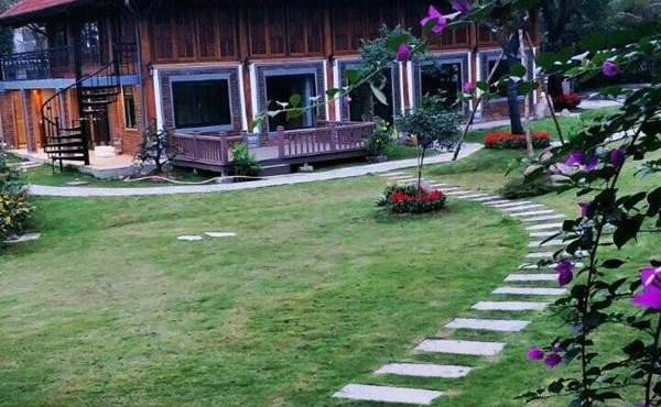 Ngắm 'biệt phủ' toàn gỗ quý của đại gia showbiz 