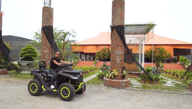 “Đại gia chân đất” sở hữu biệt phủ 15ha toàn gỗ quý 