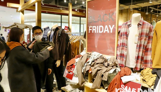 Black Friday, loạt cửa hàng đua nhau giảm giá “khủng”